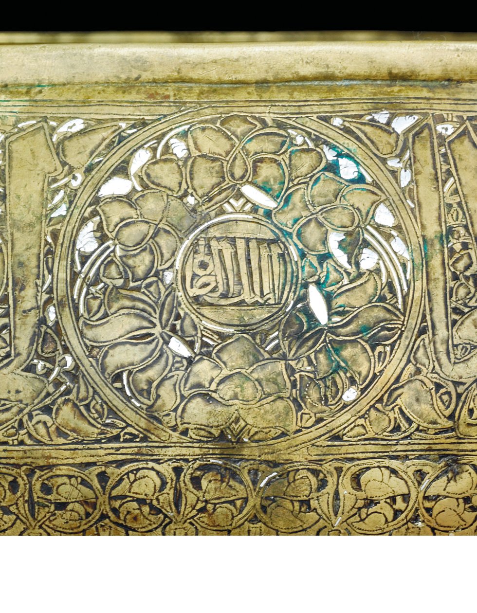 (detalle) de un cuenco mameluco, c.1351 (latón con incrustaciones de plata y oro) de School Egyptian