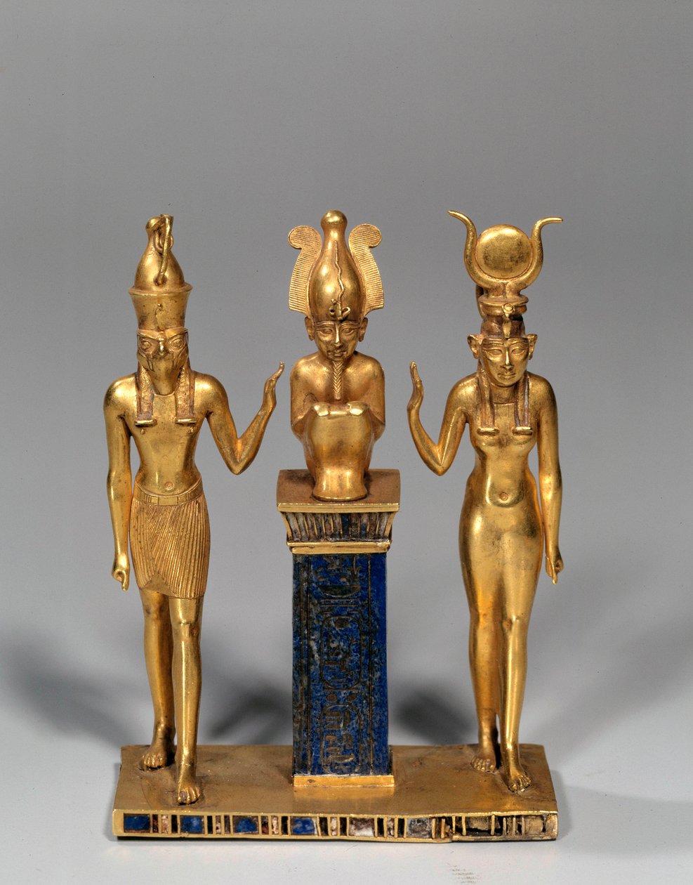 Antigüedad egipcia: tríada osiriana en nombre de Osorkon (Osiris rodeado por Isis y Horus). Colgante de oro y lapislázuli. 22ª dinastía, período bajo. París, Museo del Louvre de School Egyptian