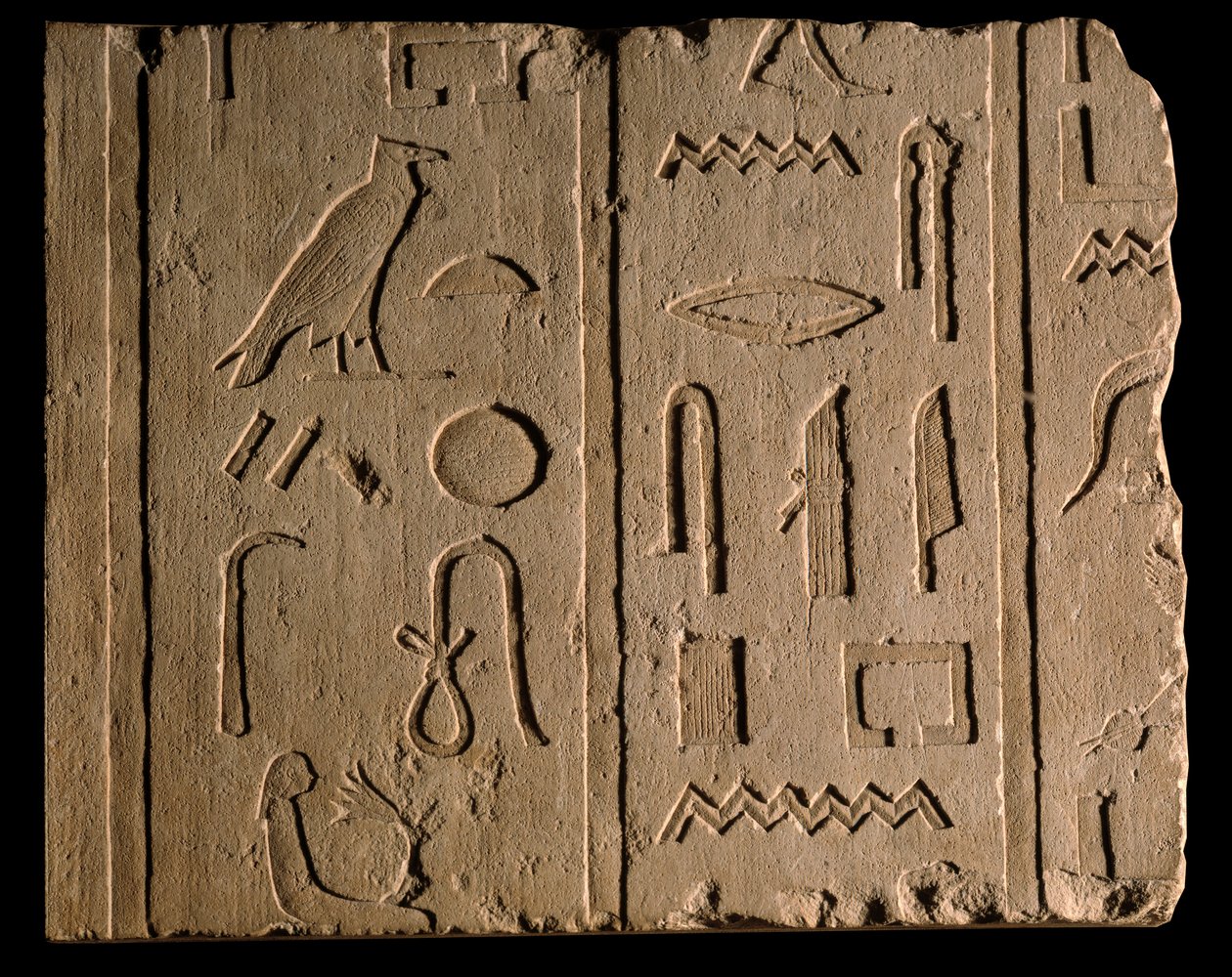 Antigüedad egipcia: inscripción funeraria que menciona a una dama llamada Takhout. Siglo VIII a.C. París, Museo del Louvre de School Egyptian