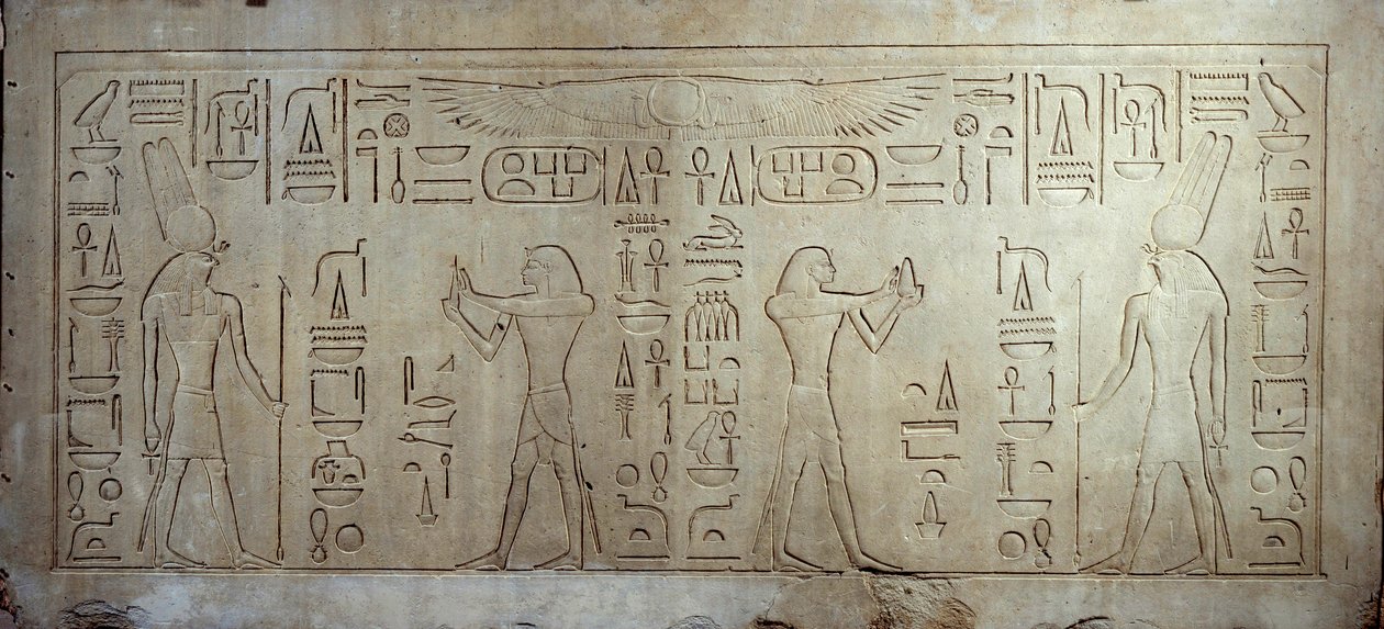 Antigüedad egipcia: estela de piedra caliza que representa al rey Sesostris III (1862-1843 a.C.) (izquierda) como un joven, a la derecha, un hombre mayor ofrece pan y pastel al dios Monti. 1878-1843 a.C. De Medamoud. París, Museo del Louvre de School Egyptian