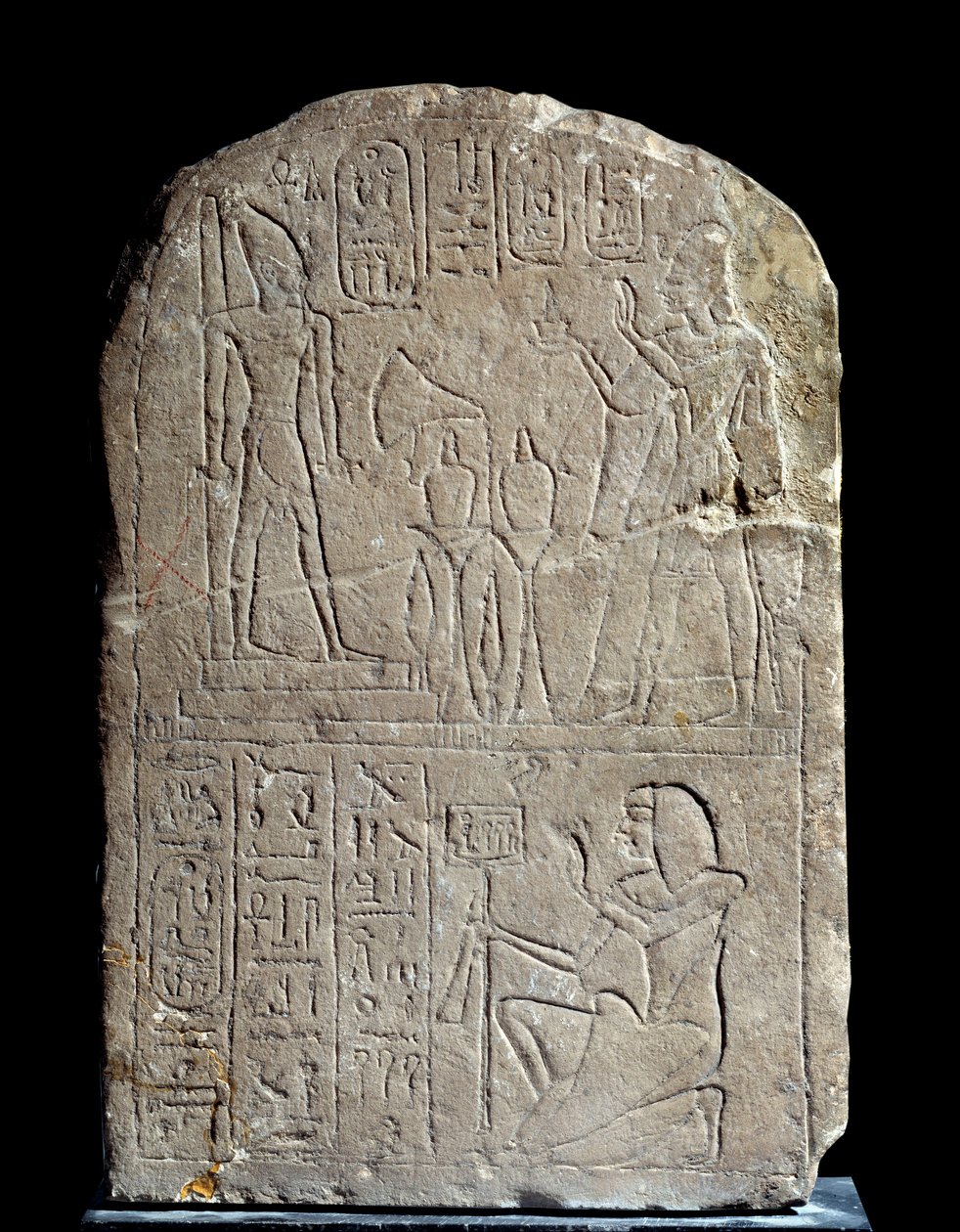 Antigüedad egipcia: estela de piedra caliza en nombre del rey Anya. El faraón Ramsés II ofrece incienso a su propia estatua divina colosal. Reino de Ramsés II (1279-1213 a.C.). Del serapeum de Saqqara. París, museo del Louvre de School Egyptian