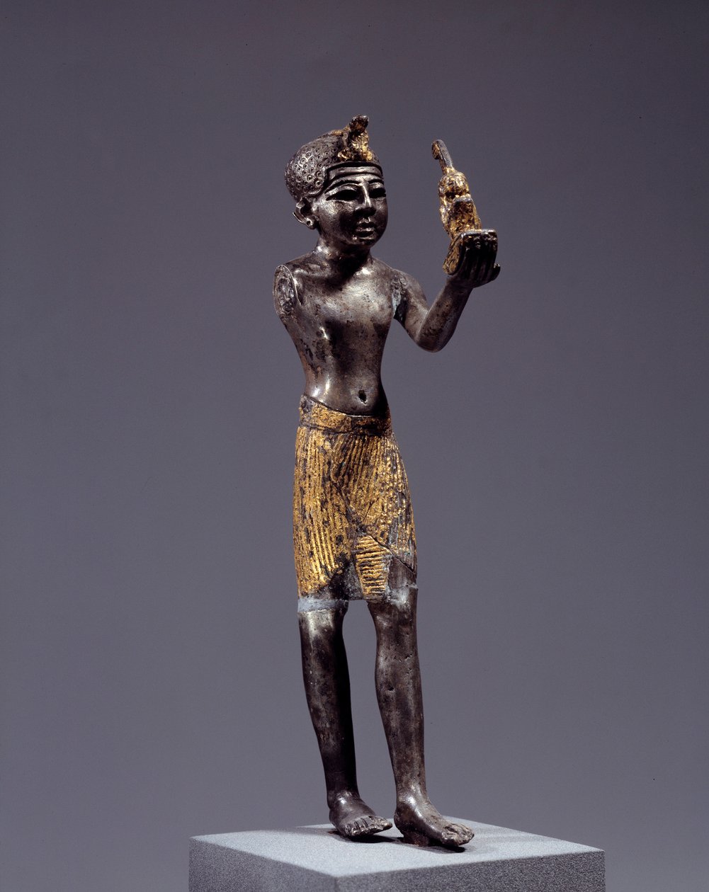 Antigüedad egipcia: estatuilla del rey (¿Sethi I?) haciendo la ofrenda de Maat. Escultura de plata y oro. Reinado de Sethi. París, Museo del Louvre de School Egyptian