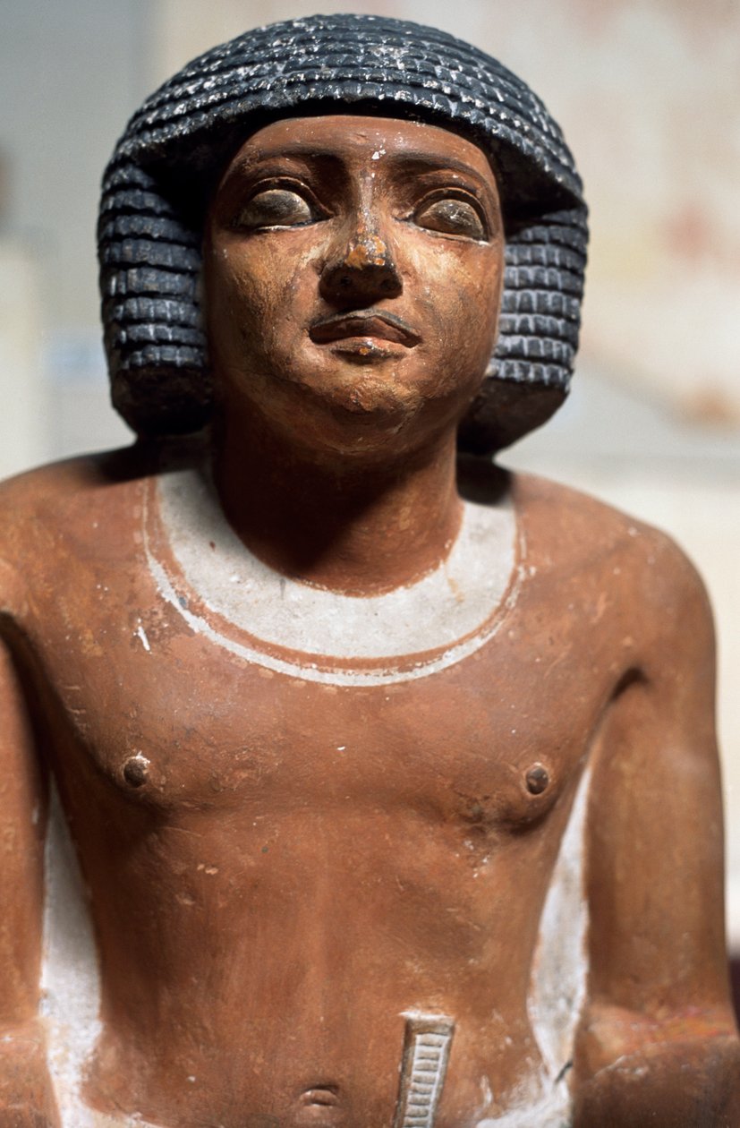 Figura masculina, estatua de piedra caliza pintada, Civilización egipcia, (detalle) de School Egyptian