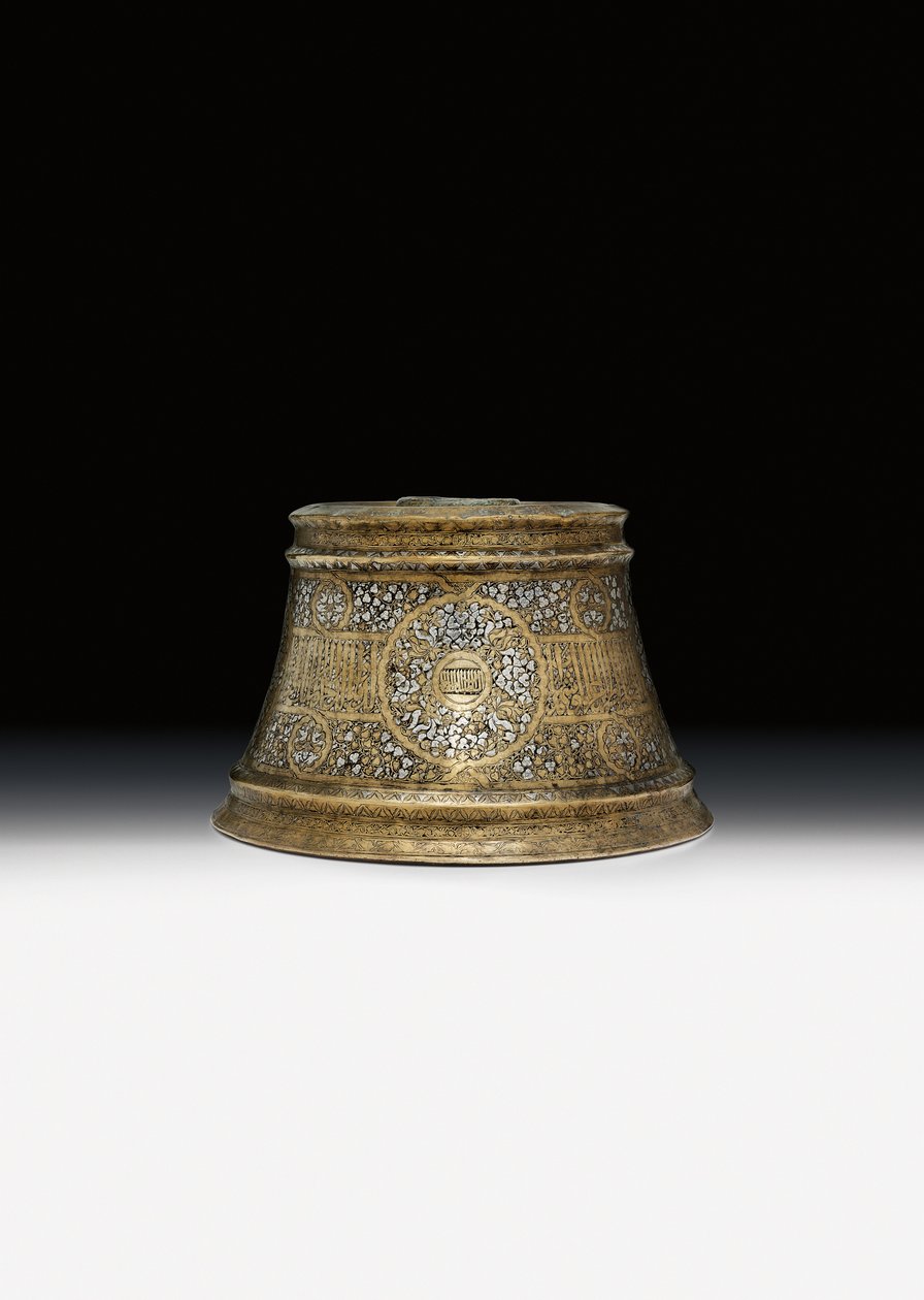 Base de candelabro mameluco en nombre del Sultán Shihab Al-Dunya Wa Al-Din Ahmad bin Al-Malik Al-Nasir Muhammad de School Egyptian
