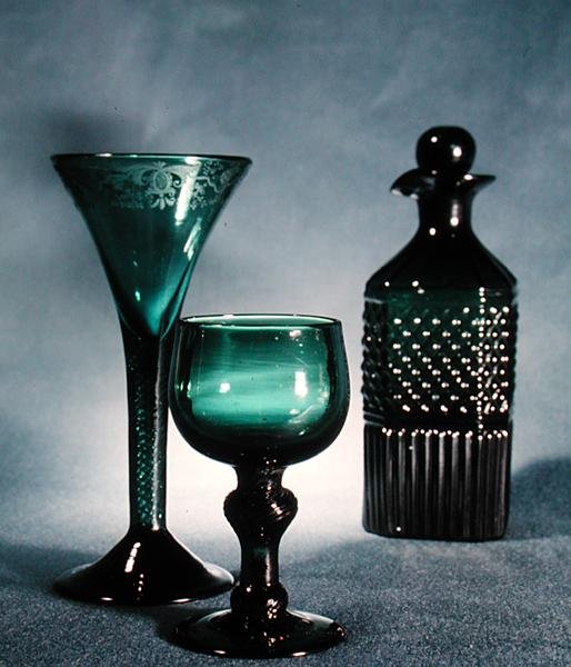 De izquierda a derecha: Copa de vino decorada, vaso redondo y decantador, finales del siglo XVIII-principios del XIX de School English