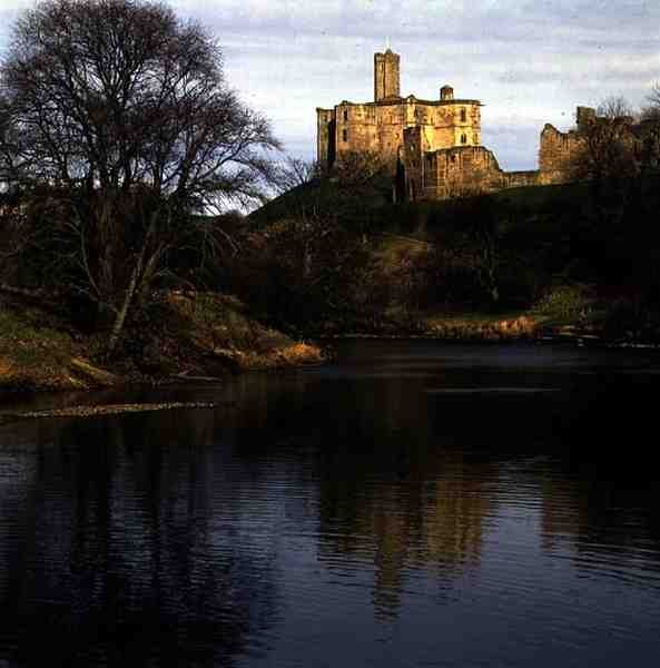 Vista del Castillo de Warkworth, Sede de la Familia Percy de School English