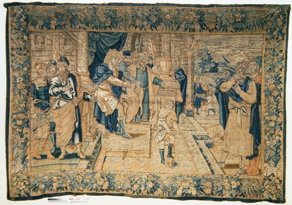 Moisés de pie sobre la corona del faraón de School Flemish