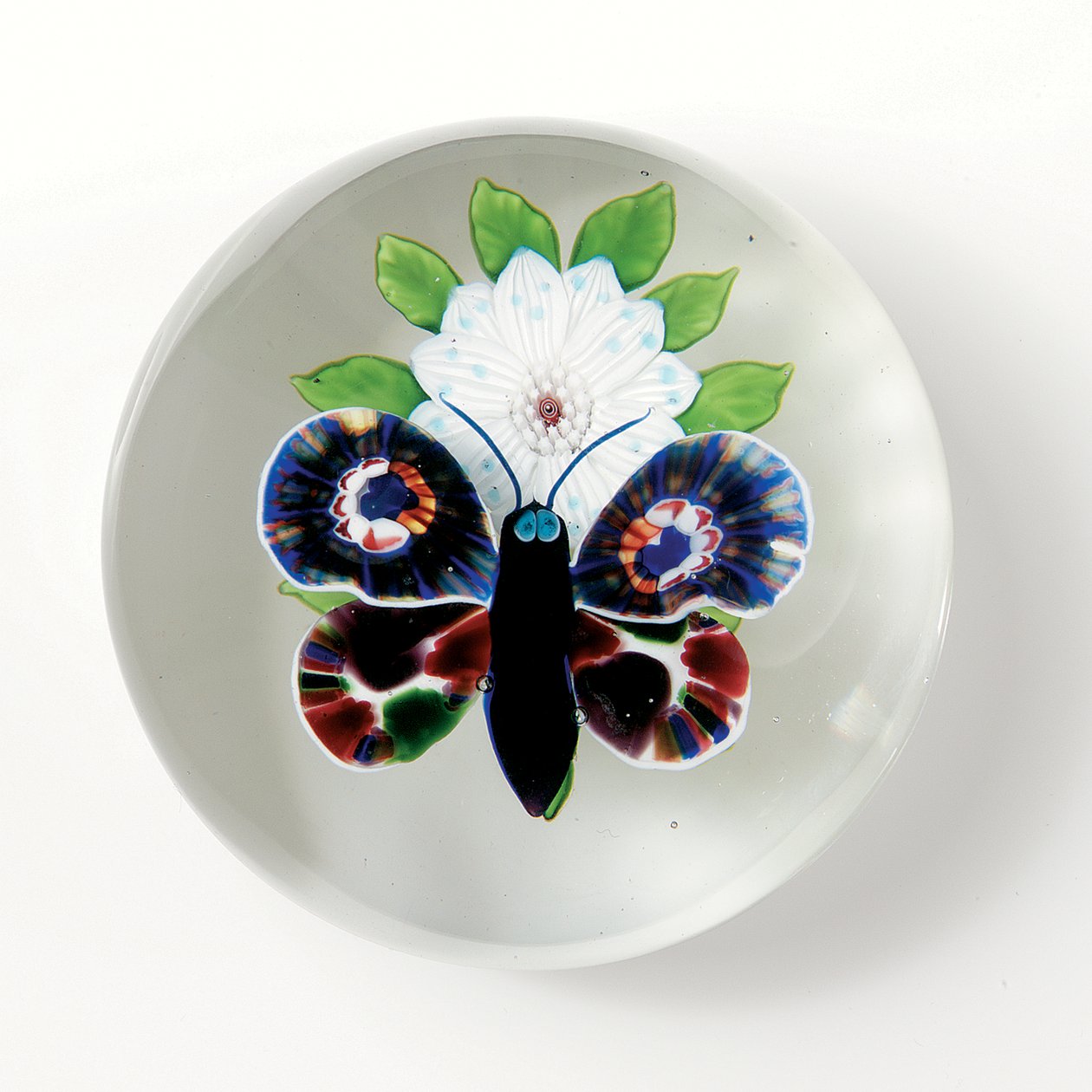 Peso de mariposa y flor de Baccarat, el insecto con cuerpo púrpura profundo, ojos azul grisáceo pálido y antenas de School French