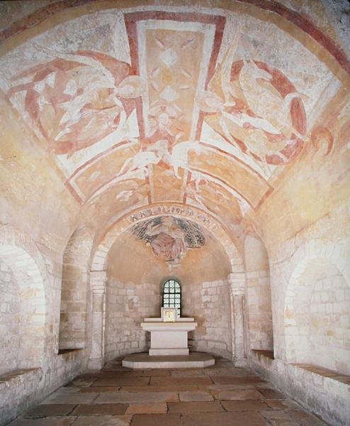 La cripta, de la iglesia anterior de 1030, con frescos de Cristo en un caballo blanco rodeado de ángeles, del siglo XII de School French