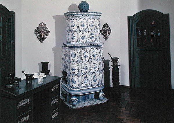 Reconstrucción de una farmacia con muebles del siglo XVIII y objetos del siglo XII-XVIII de School German