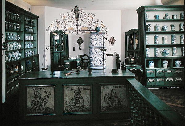Reconstrucción de una farmacia con muebles del siglo XVIII y objetos del siglo XII-XVIII de School German
