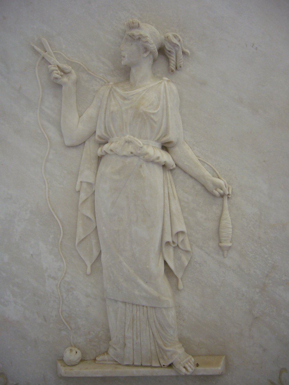 Bajorrelieve de Atropos cortando el hilo de la vida de School Greek
