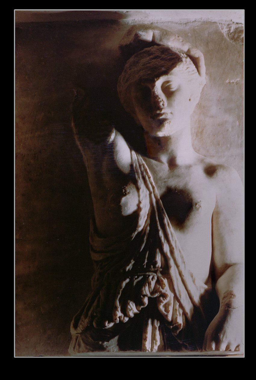 Figura de una Amazona, relieve del altar de Artemisa, Templo de Artemisa en Éfeso, 450-300 a.C. (mármol) de School Greek