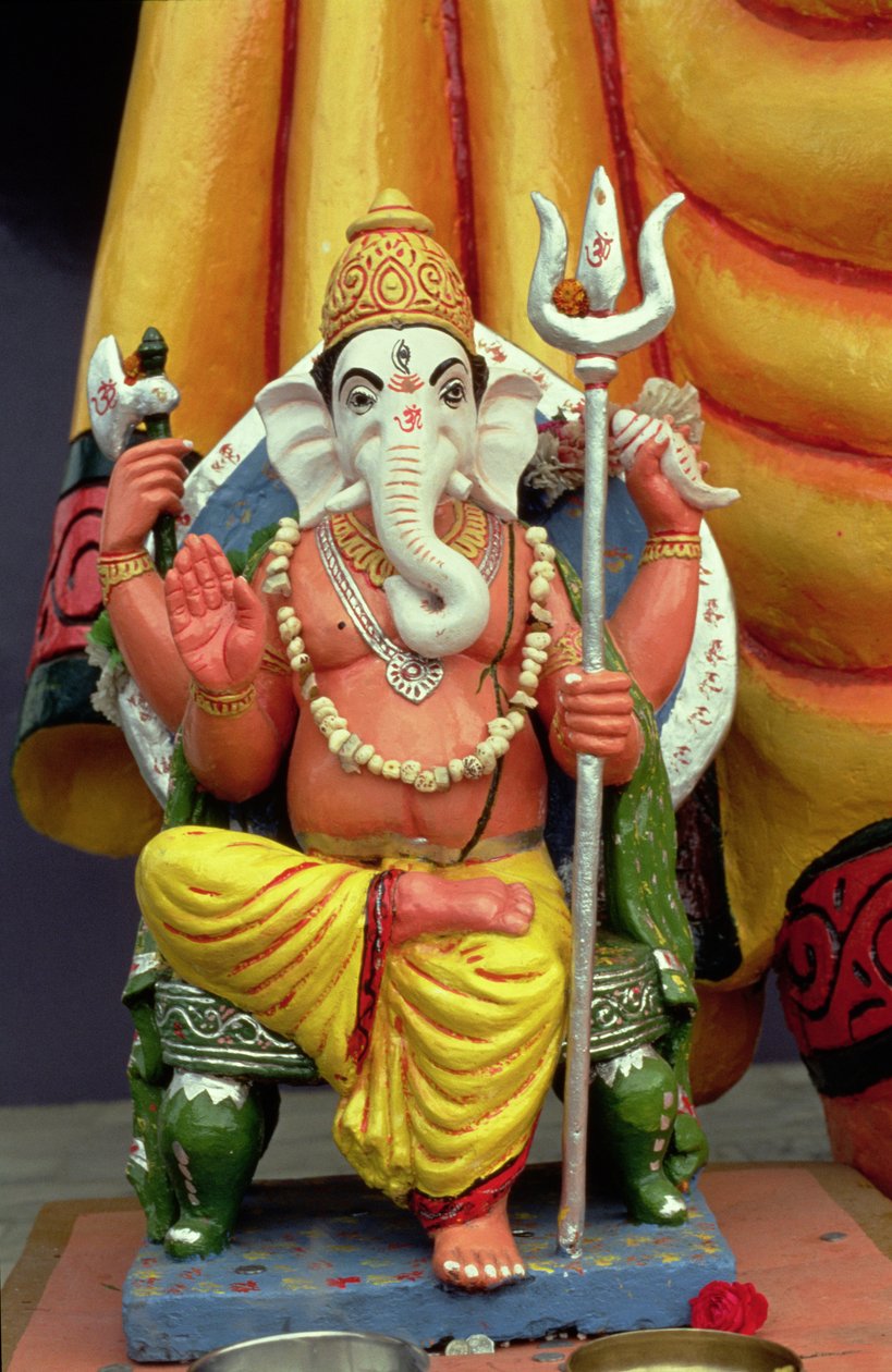 Estatua de Ganesh, el dios elefante, entronizado de School Indian