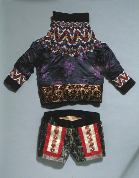 Chaqueta y pantalones cortos de mujer, de Groenlandia de School Inuit