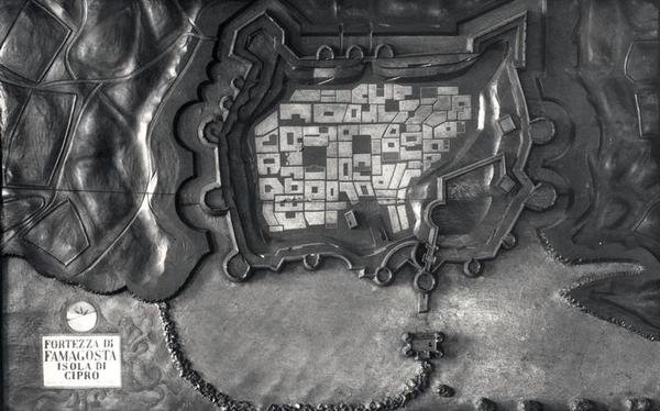 Un mapa en relieve de la Fortaleza de Famagosta en la Isla de Chipre en el siglo XVII de School Italian