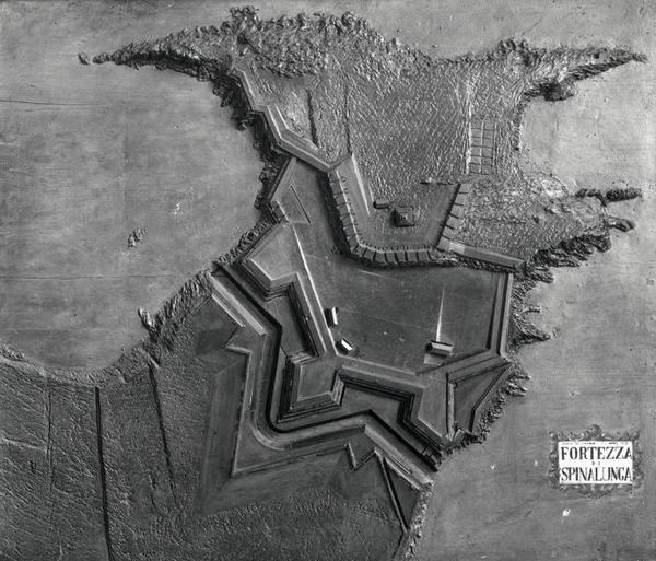 Un mapa en relieve de la fortaleza veneciana en Spinalonga, Creta en 1619 de School Italian