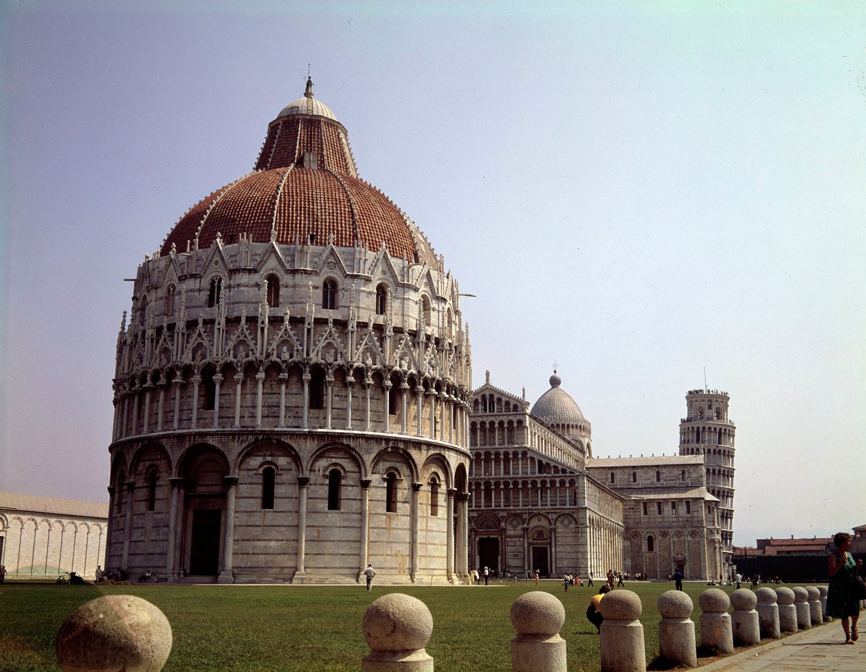 Arquitectura medieval: vista del Baptisterio (construido entre 1153 y 1353), la Catedral (Duomo) y la Torre (iniciada en 1064) de Pisa en el Campo dei Miracoli (Piazza dei Miracoli), Italia. de School Italian