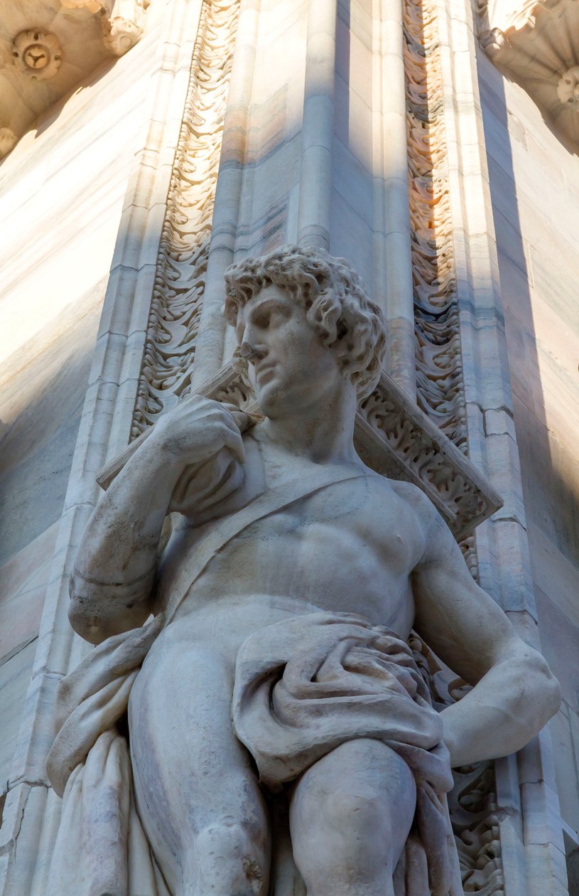 Telamón de la fachada de la catedral de Milán, Lombardía, Italia, (detalle) de School Italian
