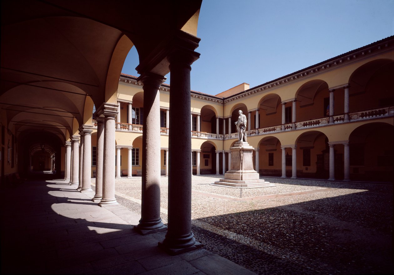 Vista del patio con la estatua de Alessandro Volta (1878) de School Italian