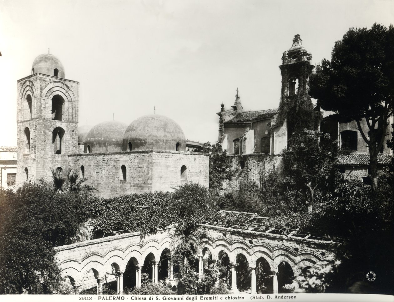 Vista del extremo este de la iglesia, construida en 1132-48 por el Rey Roger II (d.1154) de Sicilia y el claustro construido en el siglo XIII (foto en blanco y negro) de School Italian