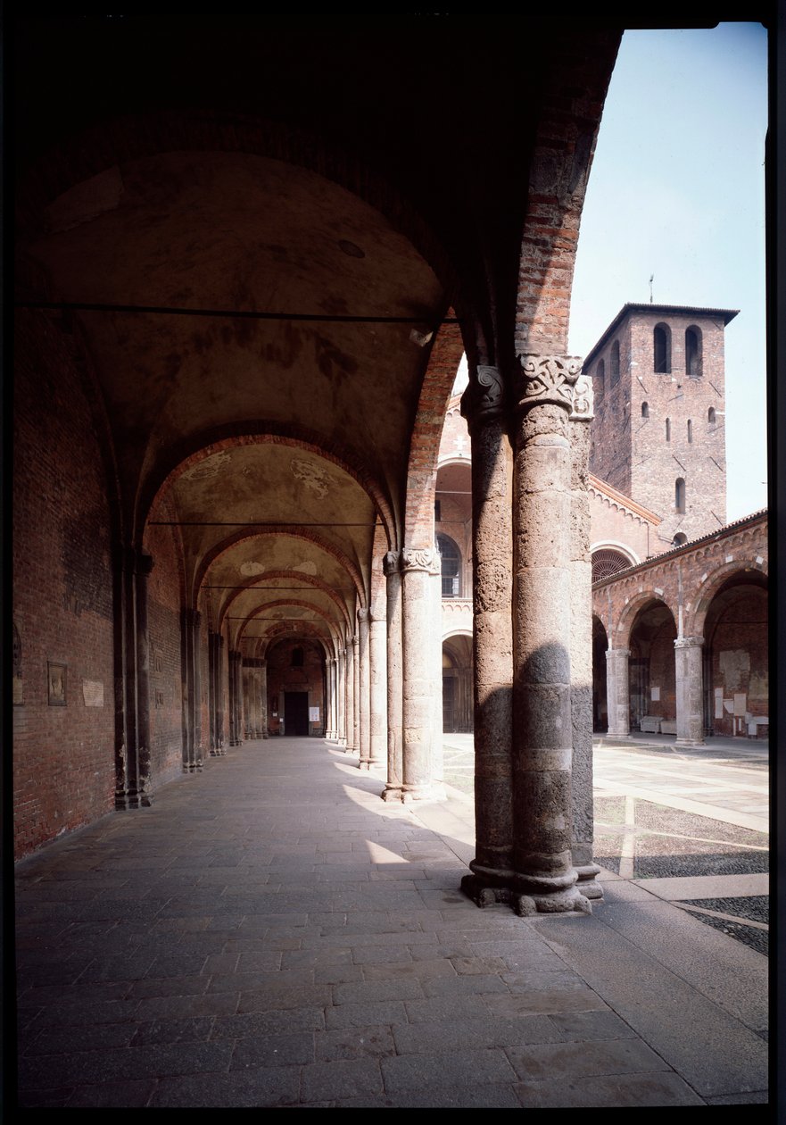 Vista del pórtico de la iglesia de San Ambrosio (Basilica di Sant