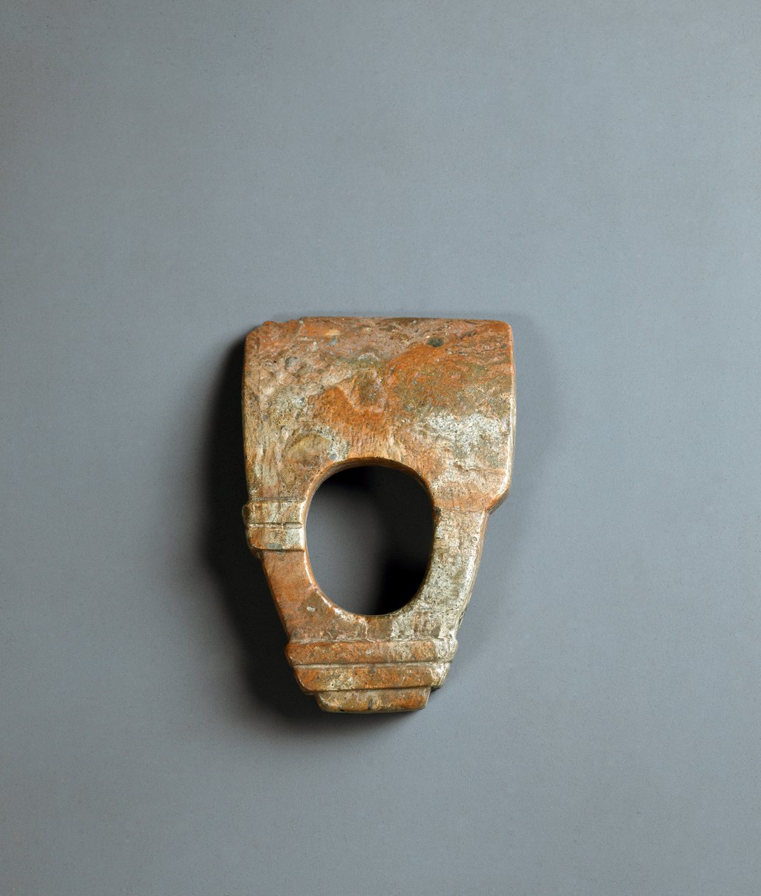 Azada en forma de anillo de granito rojo, período Jomon 10000-300 a.C. de Japanese School