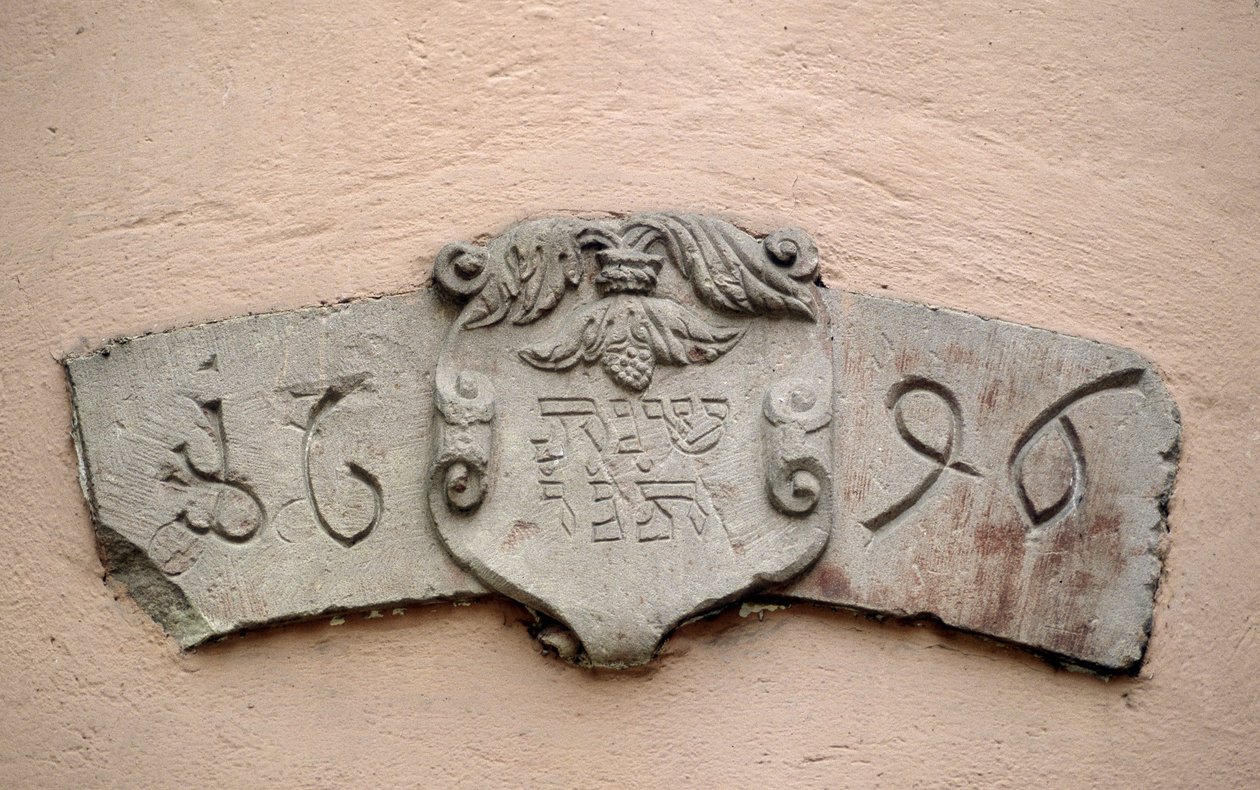 El callejón de los judíos en Obernai (67). Lugares de culto: inscripción con una fecha hebrea y la fecha correspondiente de la era cristiana: 1696. Se dice que una sinagoga fue construida dos años después de la autorización del Intendente La Grange, que pe de School Jewish