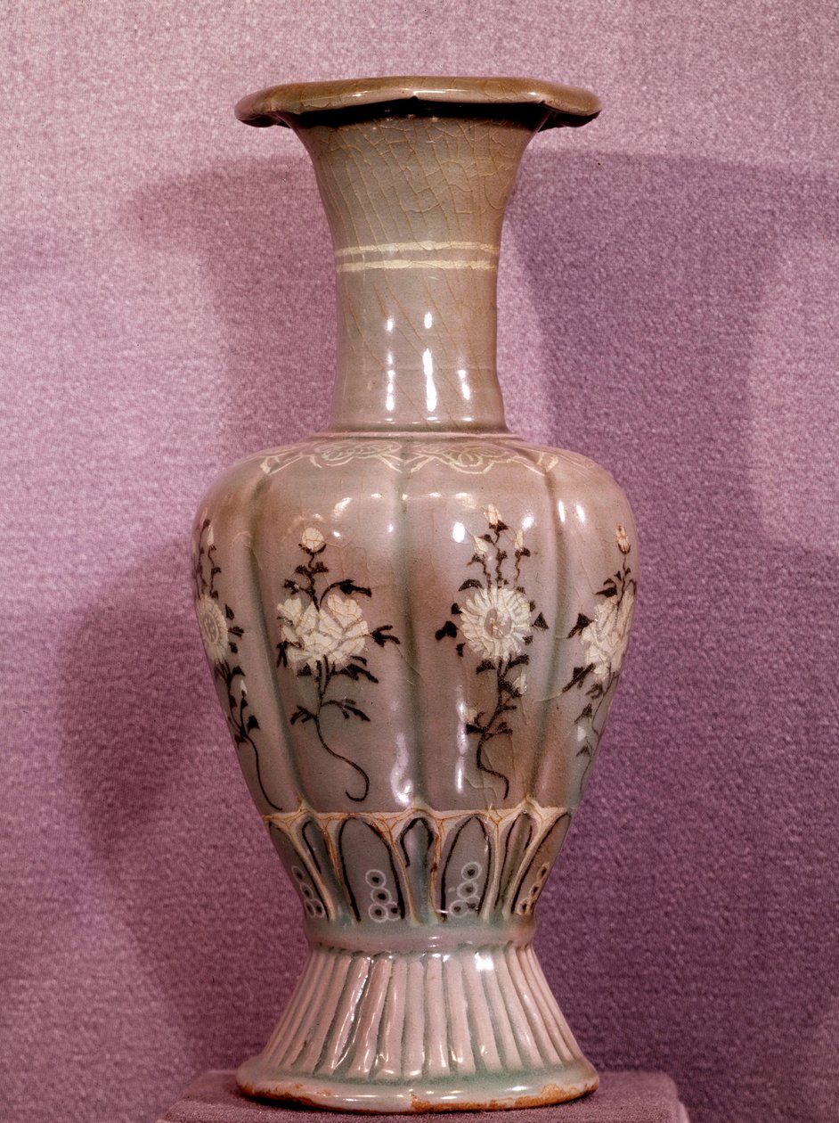 Arte coreano: jarrón de cerámica decorado con flores. Período Koryo. Siglo XII. Museo de Bellas Artes, Palacio Duksoo, Corea de School Korean
