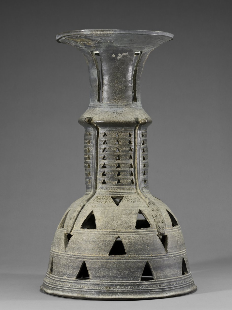 Soporte ceremonial con serpiente, abstracto y decoración calada, Período de los Tres Reinos, Kaya de School Korean