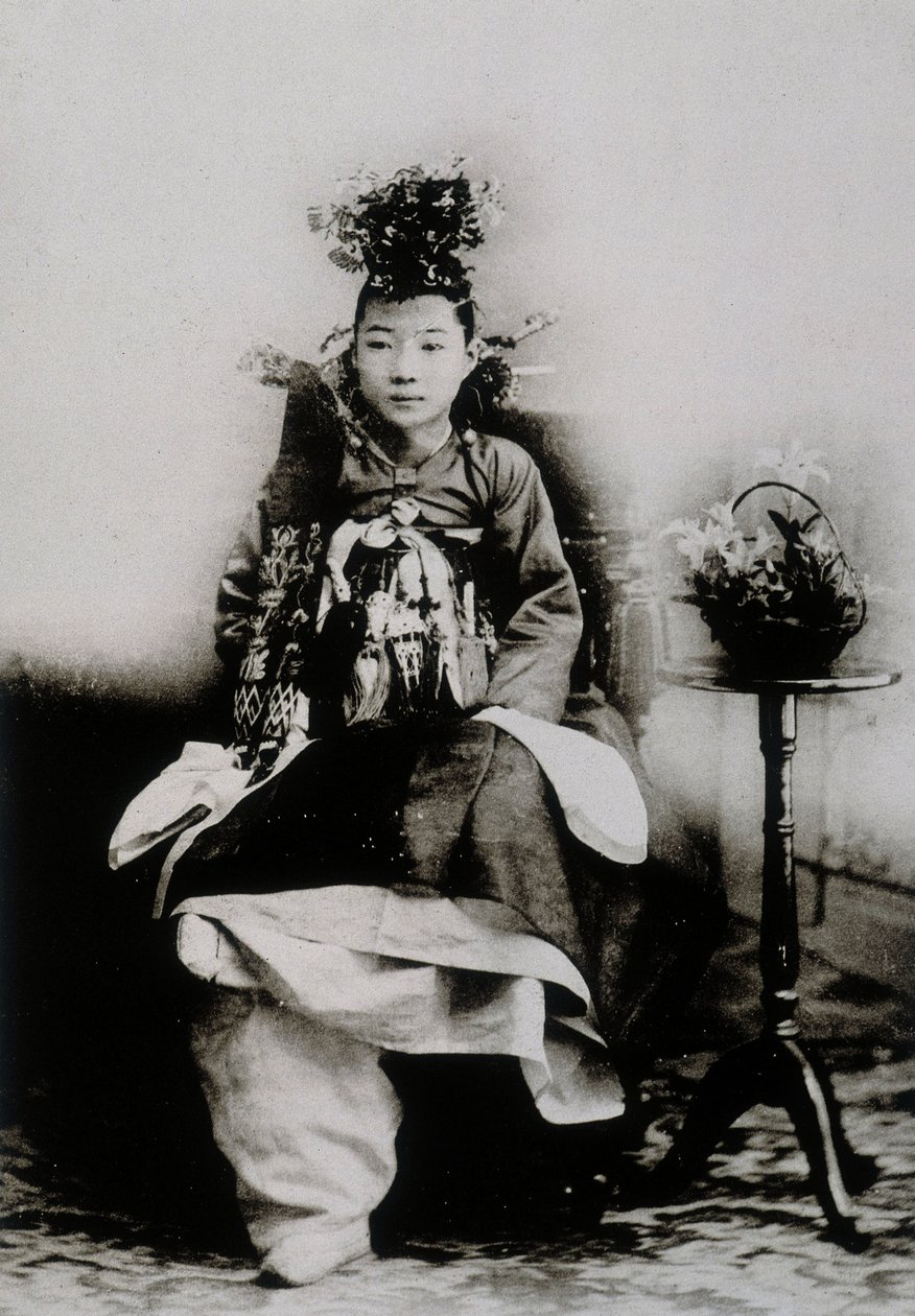 Mujer coreana con vestido tradicional de boda de School Korean