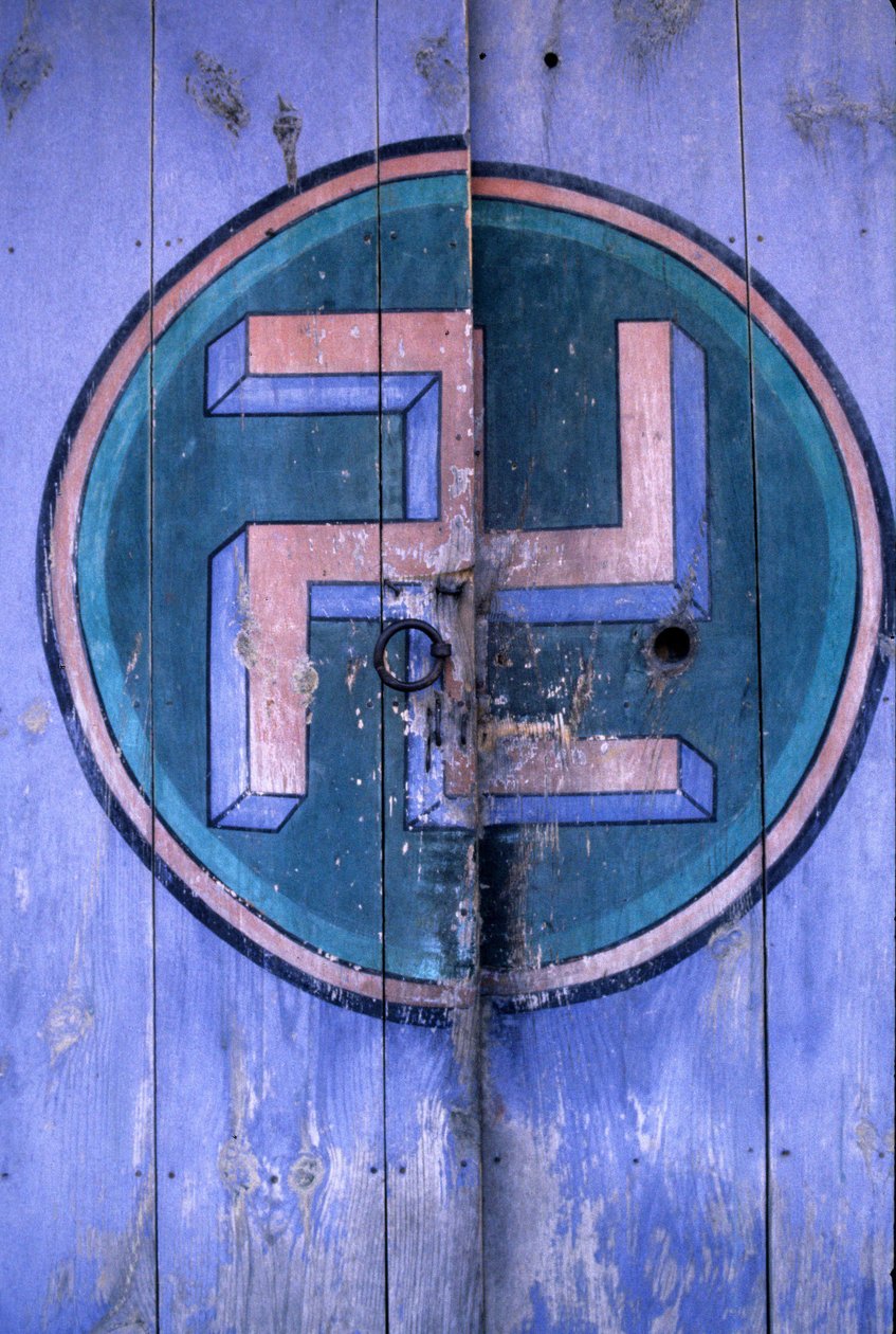 Símbolo del budismo en una de las puertas del templo "Tongdosa" en la región de Pusan, Corea. de School Korean