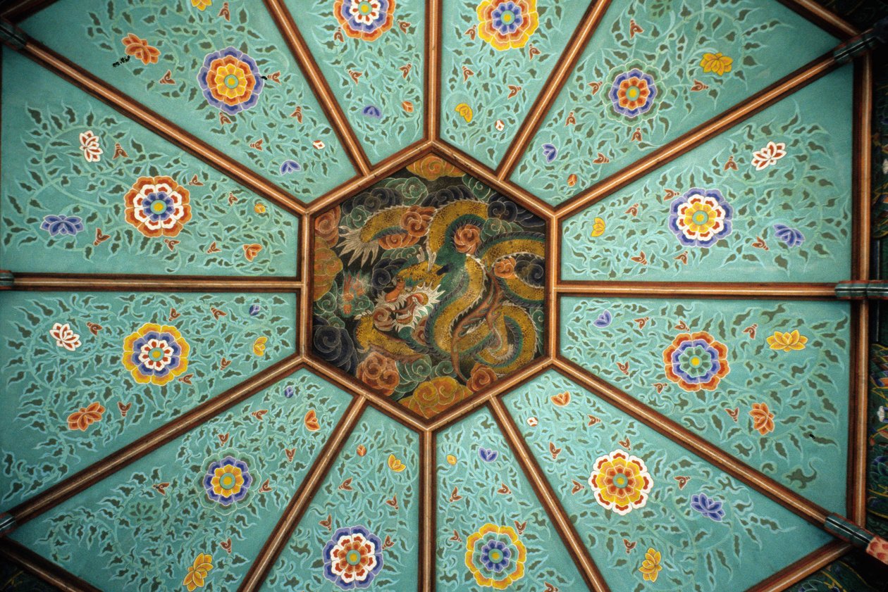 El techo del templo de Naksansa en Corea que representa un dragón de School Korean