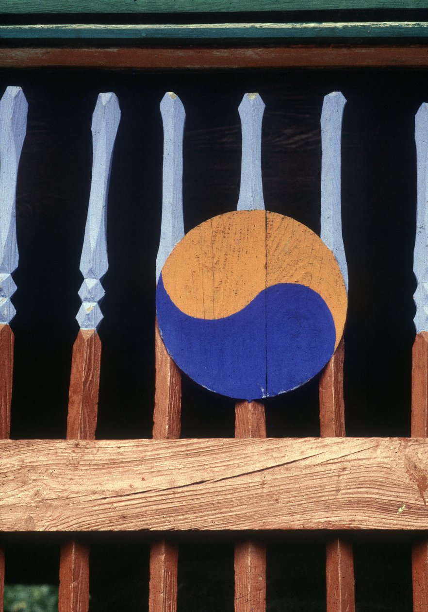 Símbolo de Yin y Yang en una barrera de madera (Kree) de School Korean