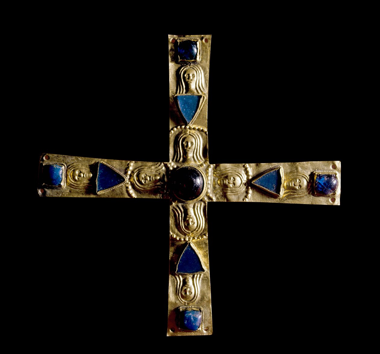 Arqueología de la Edad Media. Arte bárbaro de Lombardía: Cruz de Gisulfo, en hoja de oro repujado con piedras semipreciosas de School Lombard