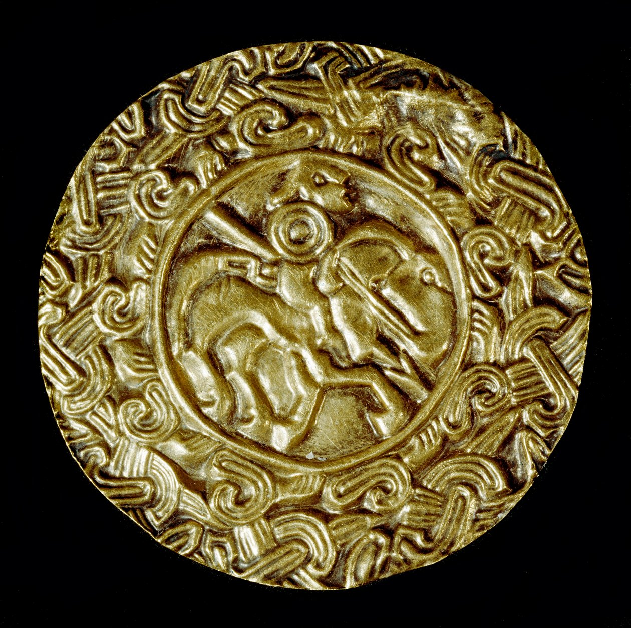 Arqueología de la Edad Media. Arte bárbaro de Lombardía: disco de oro con un santo a caballo y motivos animales. Alrededor del año 600 de School Lombard