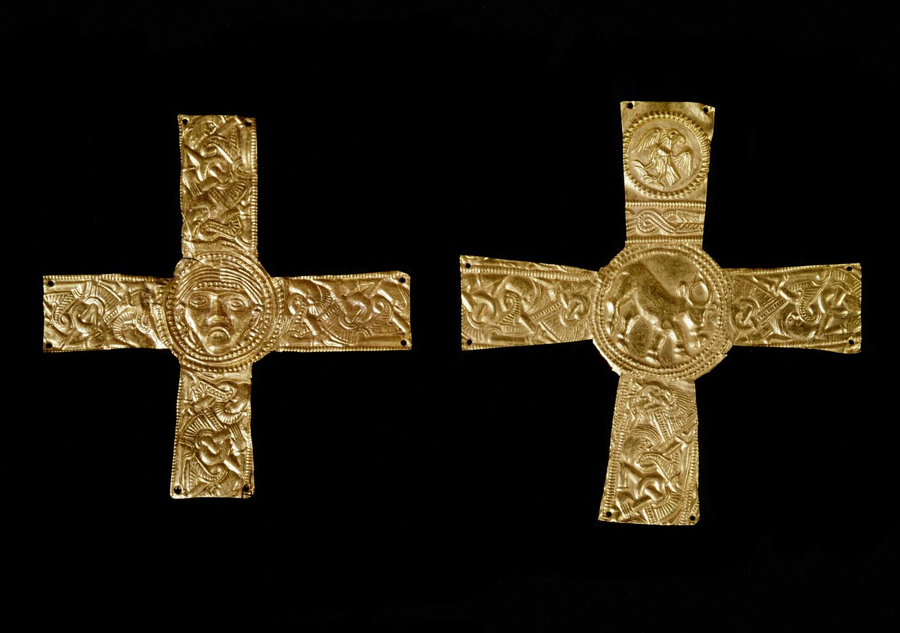 Arqueología de la Edad Media. Arte bárbaro de Lombardía: cruces pectorales en hojas de oro. Arte lombardo del siglo VII. Italia, Cividale del Friuli, Museo Arqueológico de School Lombard