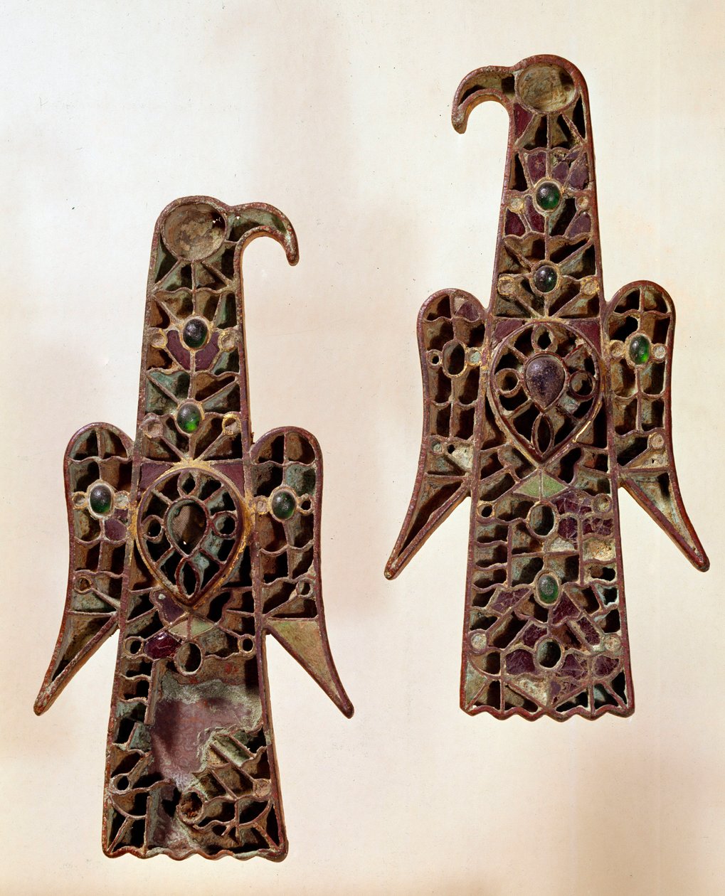 Arte Merovingio: Par de fíbulas (alfileres de seguridad) aqualiformes (águilas). Esmalte cloisonné, siglo VI, dinastía Merovingia (481-751). De Castelsagrat. Museo Cluny, París de School Merovingian