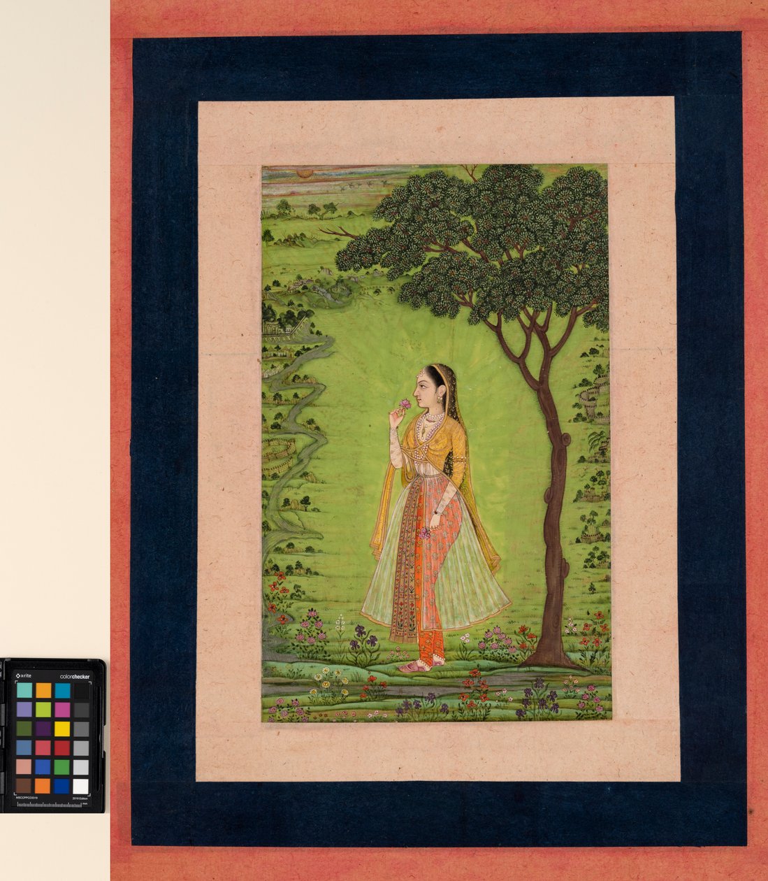 Una mujer de pie junto a un árbol, sosteniendo una flor, c.1720 de School Mughal