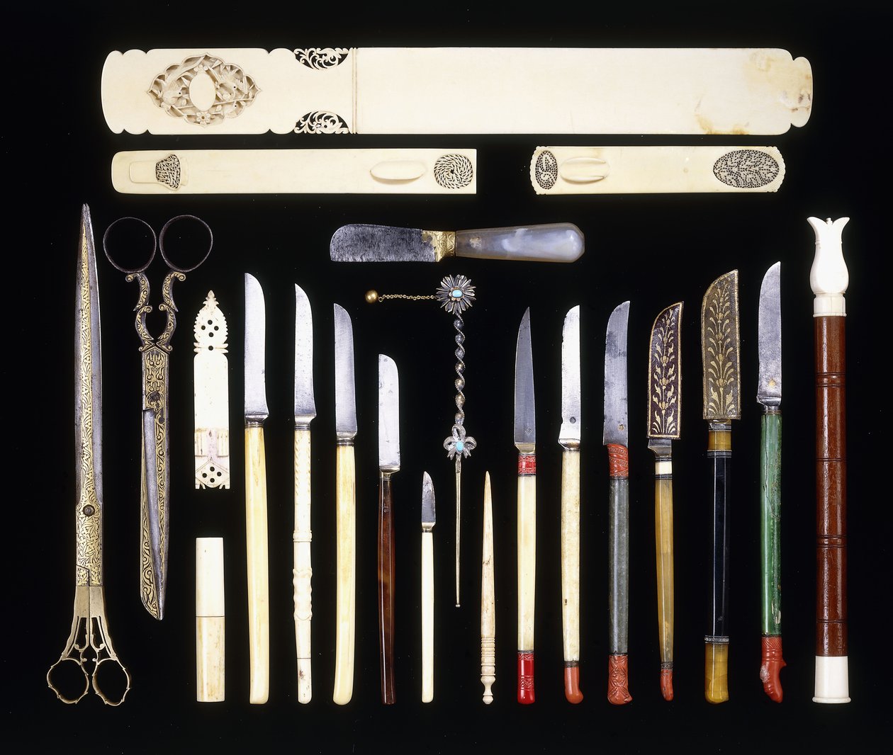 Un grupo de veintidós instrumentos de escriba otomanos, que comprenden once cuchillos, un pasapáginas, tijeras, un cuchillo de papel, caja de marfil de School Ottoman