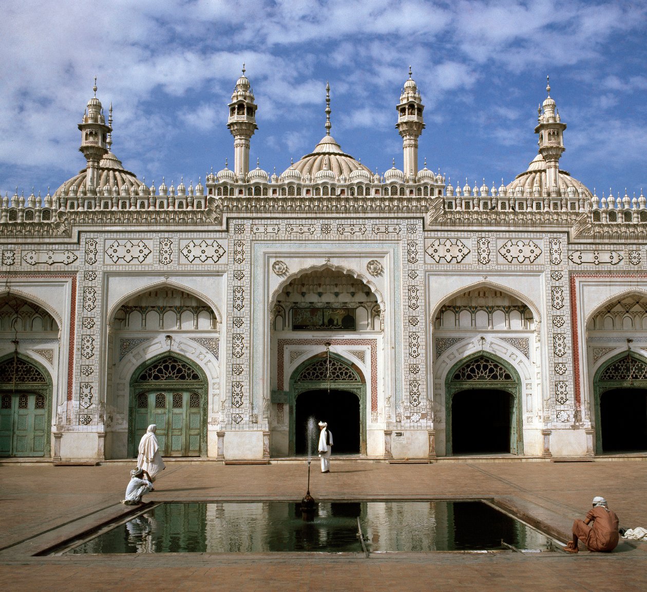 Vista de la mezquita Mohabbat Khan del siglo XVII de School Pakistani