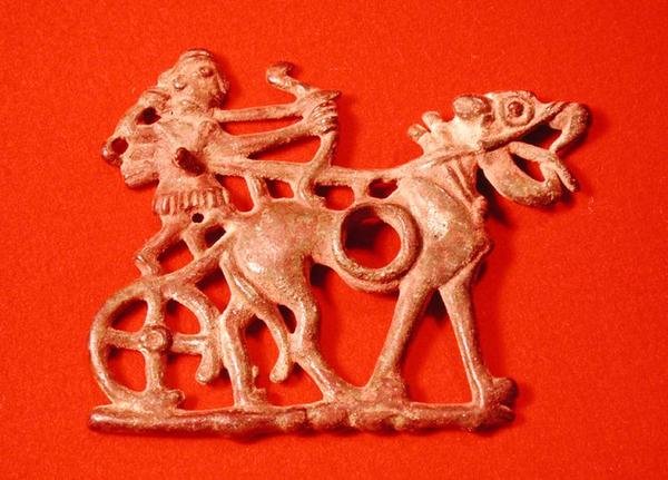 Bocado de caballo que representa a un cazador en su carro, disparando su arco, c.1200-700 a.C. de School Persian