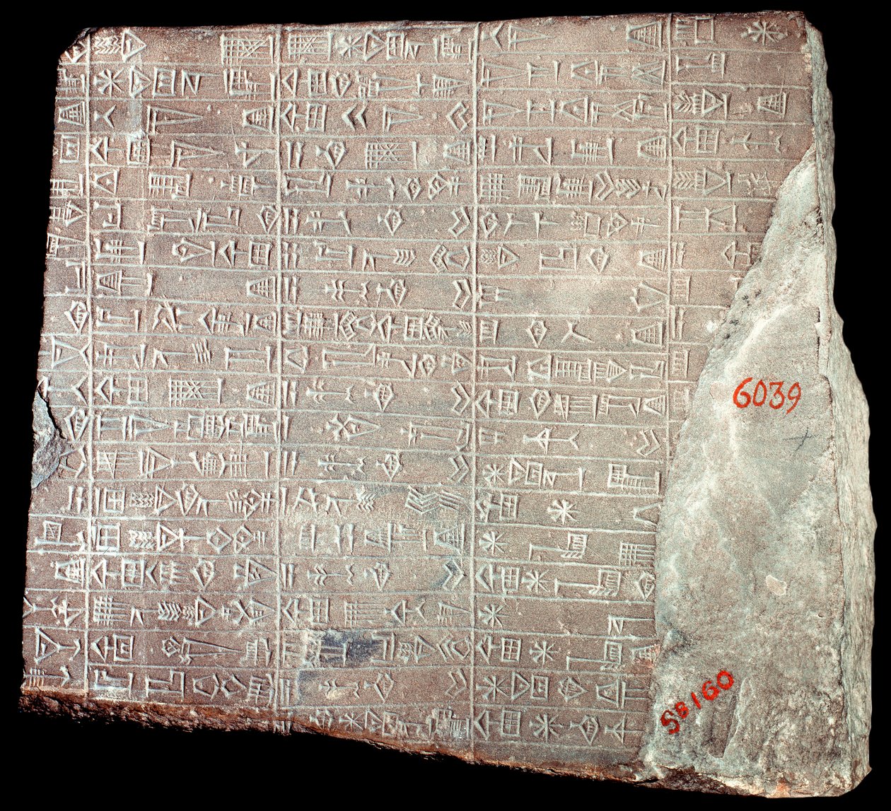 Mesopotamia: estela de piedra caliza con inscripciones en acadio que conmemoran las obras realizadas en honor del dios Inshushinak y los regalos que se le dieron; Irán, Susa, 2100 a.C. de School Persian