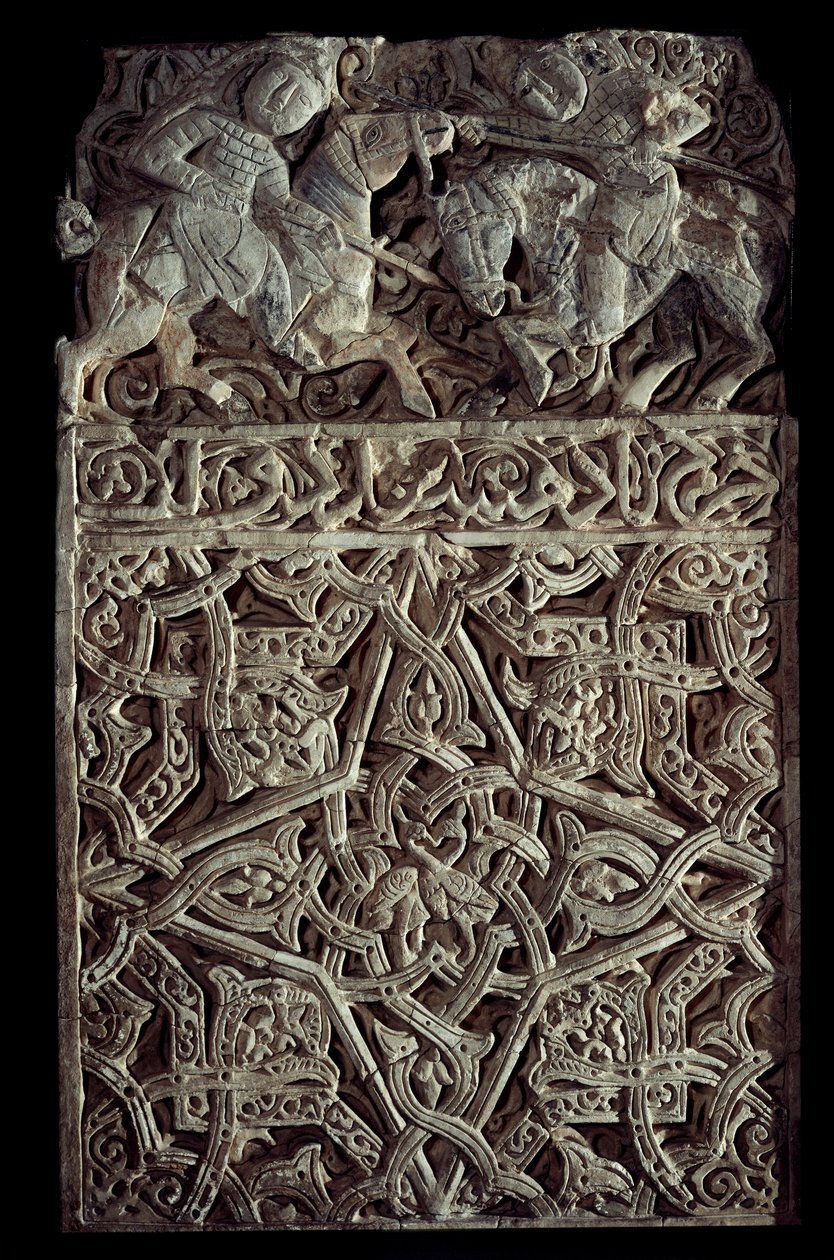 Arte persa: panel de estuco decorado con arabescos y dos jinetes luchando de School Persian