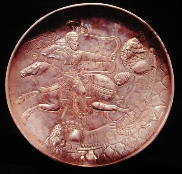 Plato que representa a un soldado real cazando leones, siglo VI-VII de School Persian