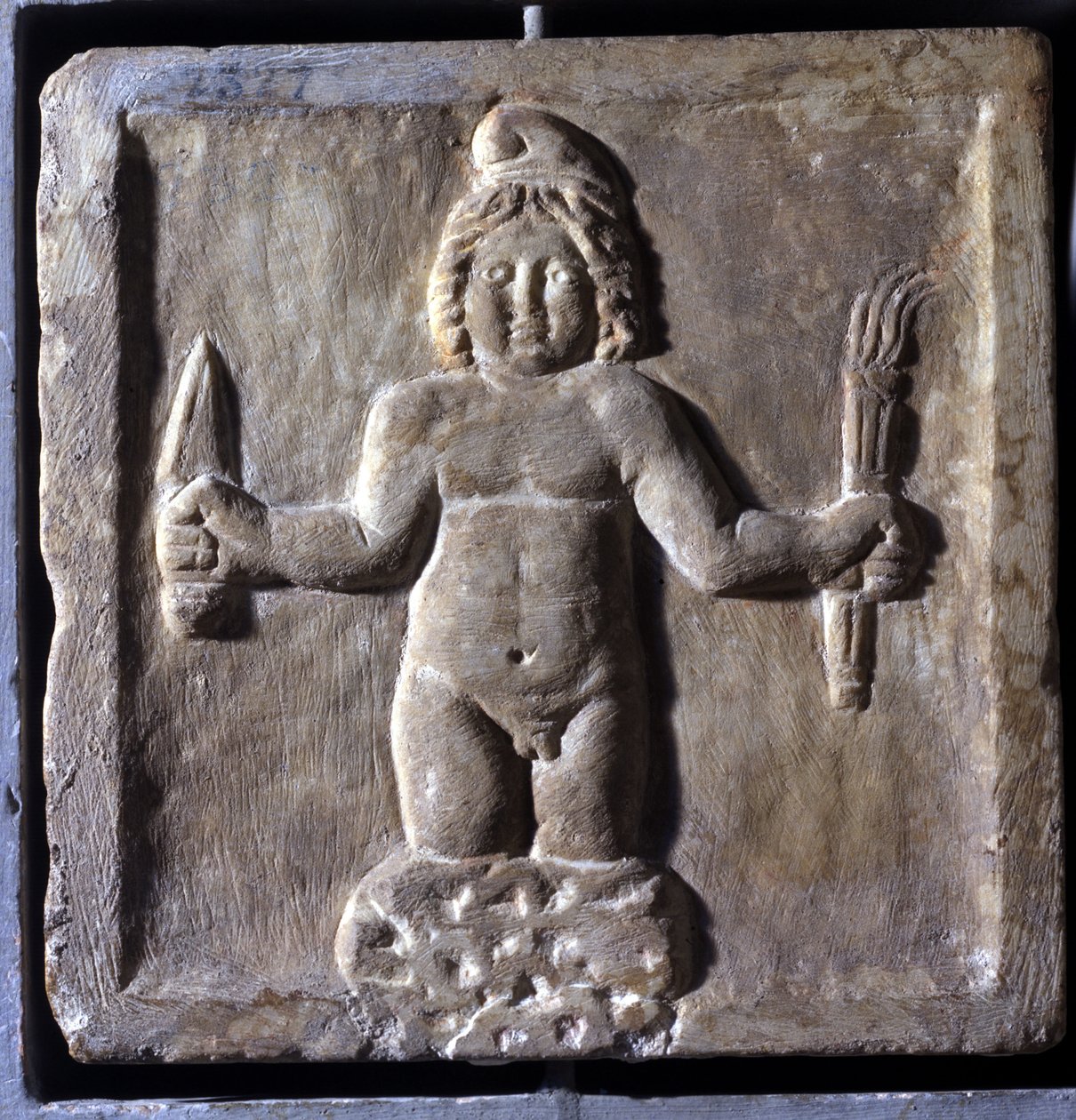 Representación de Mitra (o Mithra), una deidad iraní, nacida de una roca. Bajo relieve. Está representado compartiendo una comida con Sol. Palacio de los Conservadores, Roma de School Persian
