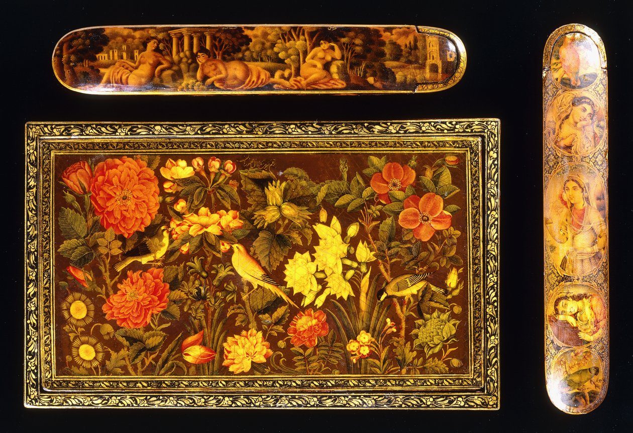 Dos qalamdans de laca Qajar y un estuche de espejo Zand de School Persian