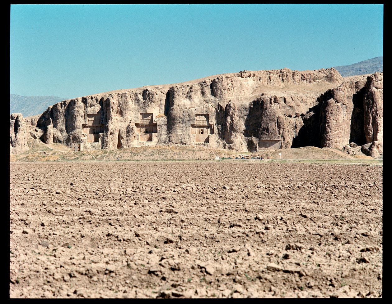 Vista de la Necrópolis y las Cuatro tumbas pertenecientes a los reyes aqueménidas, de izquierda a derecha, Arius II, Artajerjes I y Darío I el grande de School Persian