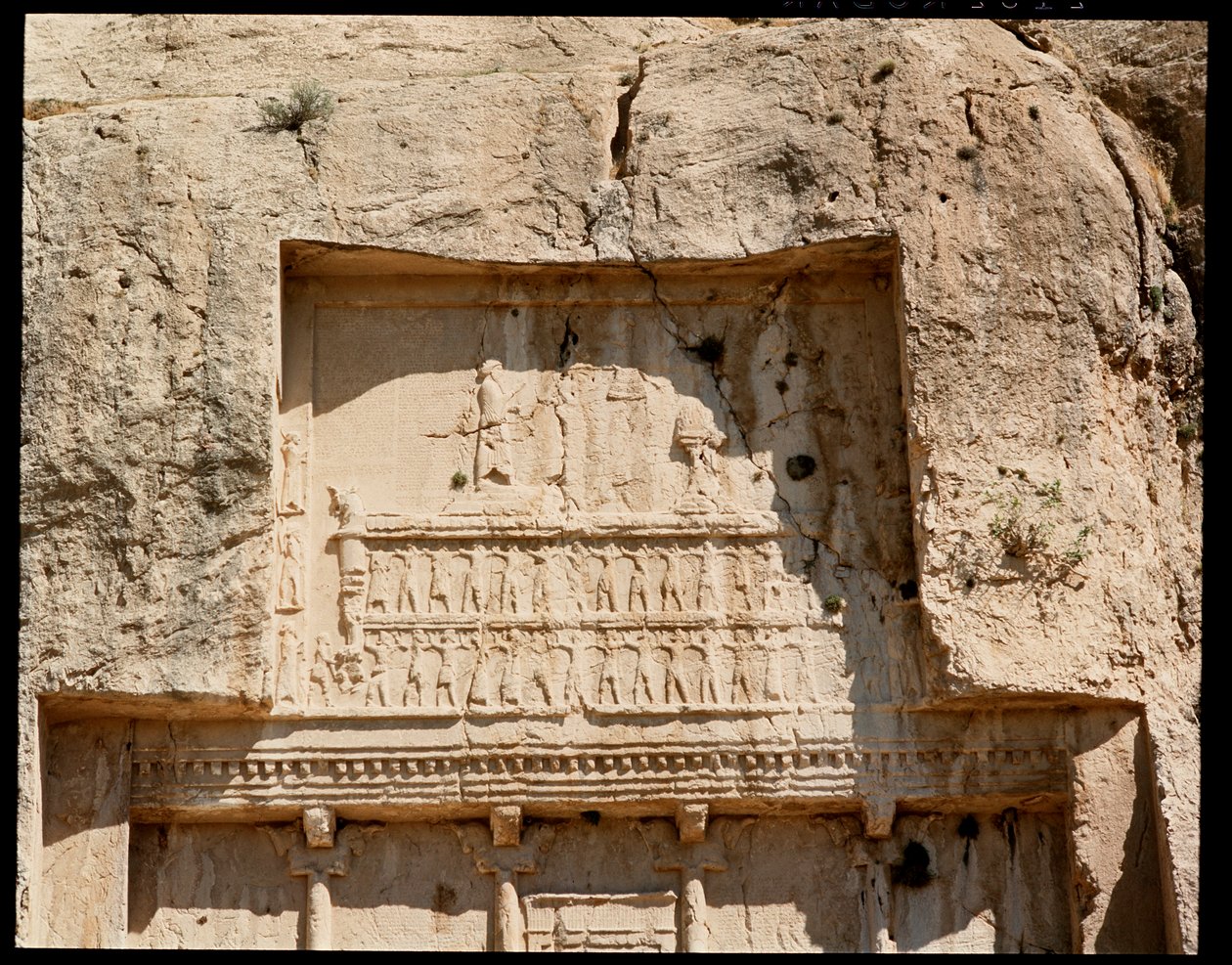 Vista de la Necrópolis y la tumba de Darío I el grande con relieve representándolo honrando al sol de School Persian