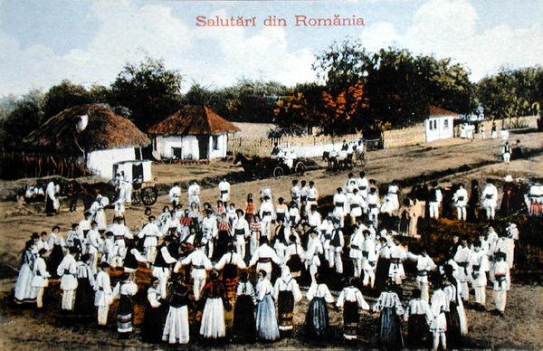 Postal que representa a rumanos bailando en un pueblo, c.1910 de School Romanian